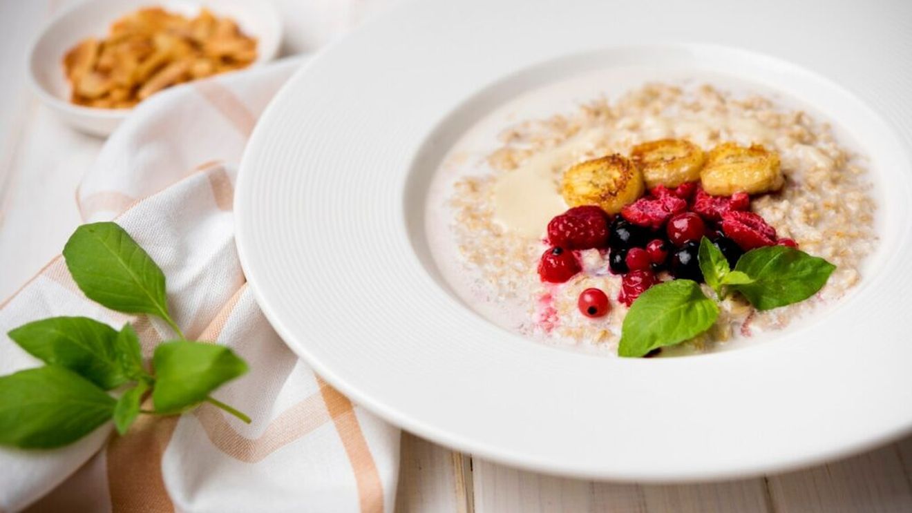 Quinoa la micul dejun, în loc de fulgi de ovăz. Fiartă rapid și adăugată peste iaurt. Putem completa cu fructe, fulgi de migdale sau de cocos, scorțișoară sau miere