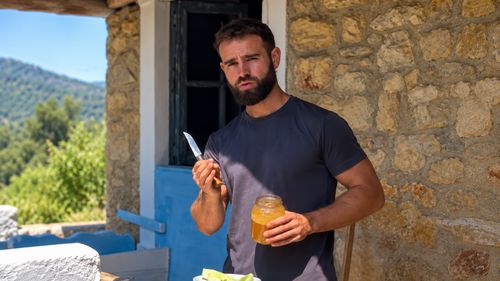 VIDEO | Are 32 de ani și a renunțat la oraș pentru a-și construi o casă într-un sat spaniol cu 18 locuitori / Plătește pentru apă doar 5 euro pe an