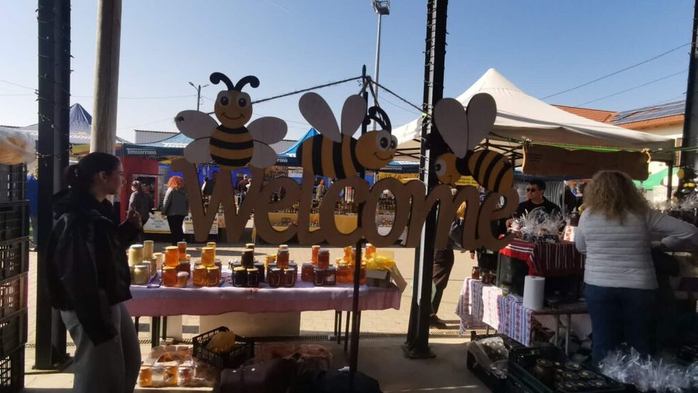 VIDEO FOTO | Miere, propolis și dulciuri cu fagure: 70 de expozanți vin la Târgul Apicol de la Ghiroda