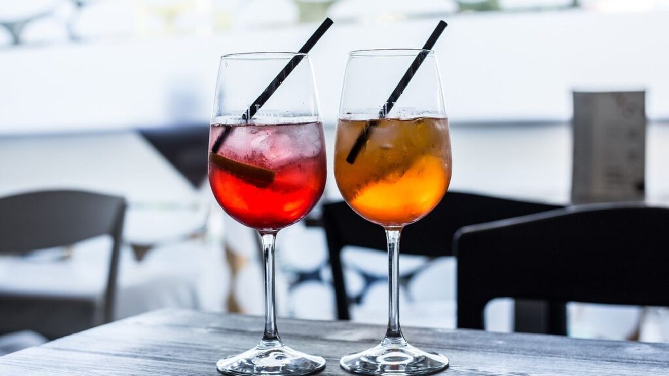 L’aperitivo italiano, un business de aproape 5 miliarde de euro anual. Relax și socializare, la intersecția dintre happy hour și tapas spaniole, inventat de Hipocrate