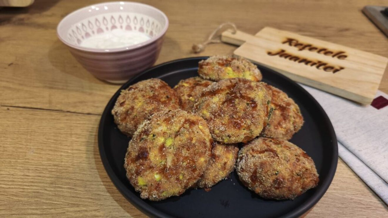 Rețetele Juanitei | Hamburgeri de dovlecel și brânză – o rețetă ușoară, sănătoasă și de sezon/ Se pregătesc la cuptor și se pot pune și la pachet pentru școală sau birou