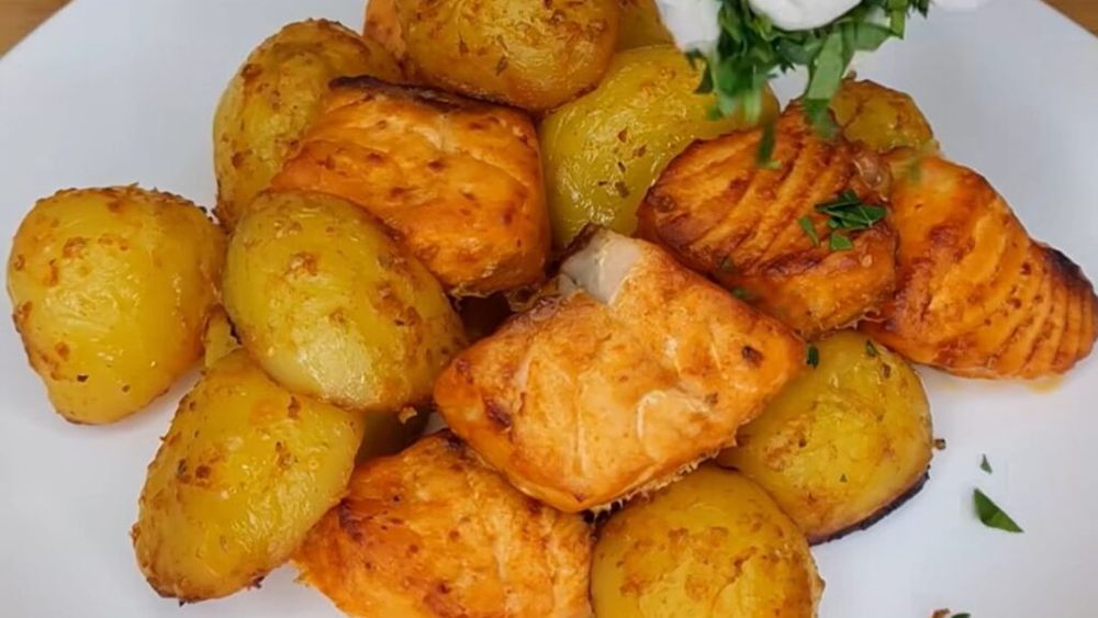 Cartofi cu somon la cuptor, o rețetă rapidă pentru o cină  aproape dietetică/ Gustul delicios te va cuceri imediat