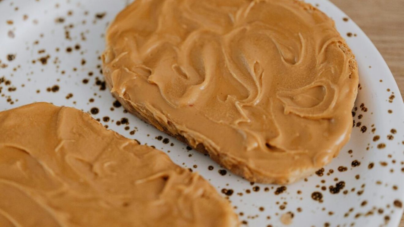 Cercetătorii pun la îndoială faptul că untul de arahide ar fi un aliment chiar sănătos/ Ei ne recomandă să mâncăm nuci, migdale și arahide întregi, pentru că ne-ar putea feri de cancer și boli cardiovasculare