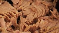 Tonul poate contribui la controlul tensiunii arteriale / Sarea din conserve poate diminua, însă, beneficiile