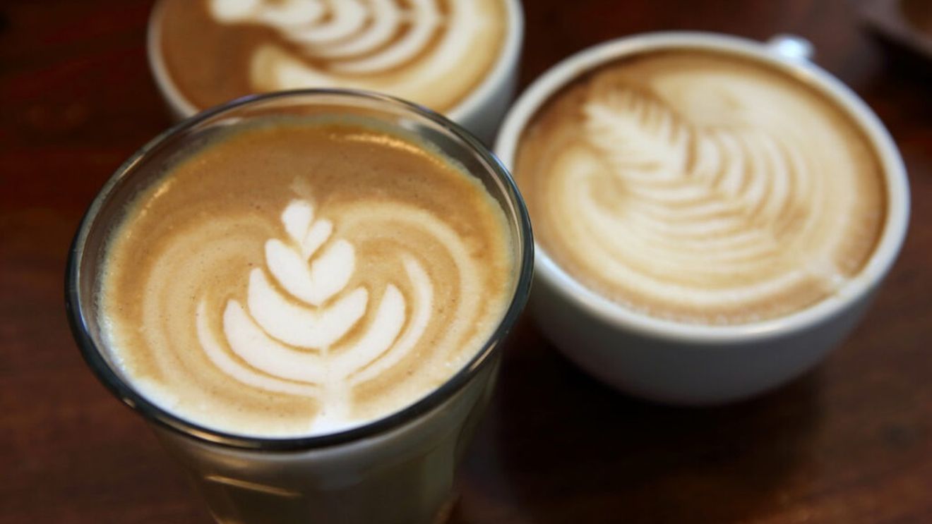 STUDIU | Până la patru ceşti de cafea pe zi pot încetini îmbătrânirea celulară, susțin cercetătorii