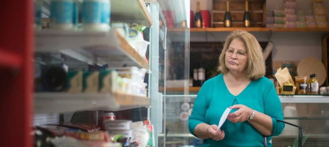 Opt din zece români reduc cheltuielile neesențiale; peste jumătate amână achizițiile importante, pe fondul scumpirilor