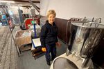 Vin la ei cu mere, struguri sau ghimbir și pleacă acasă cu suc / Afacerea de familie din Cârțișoara care atrage clienți din două județe