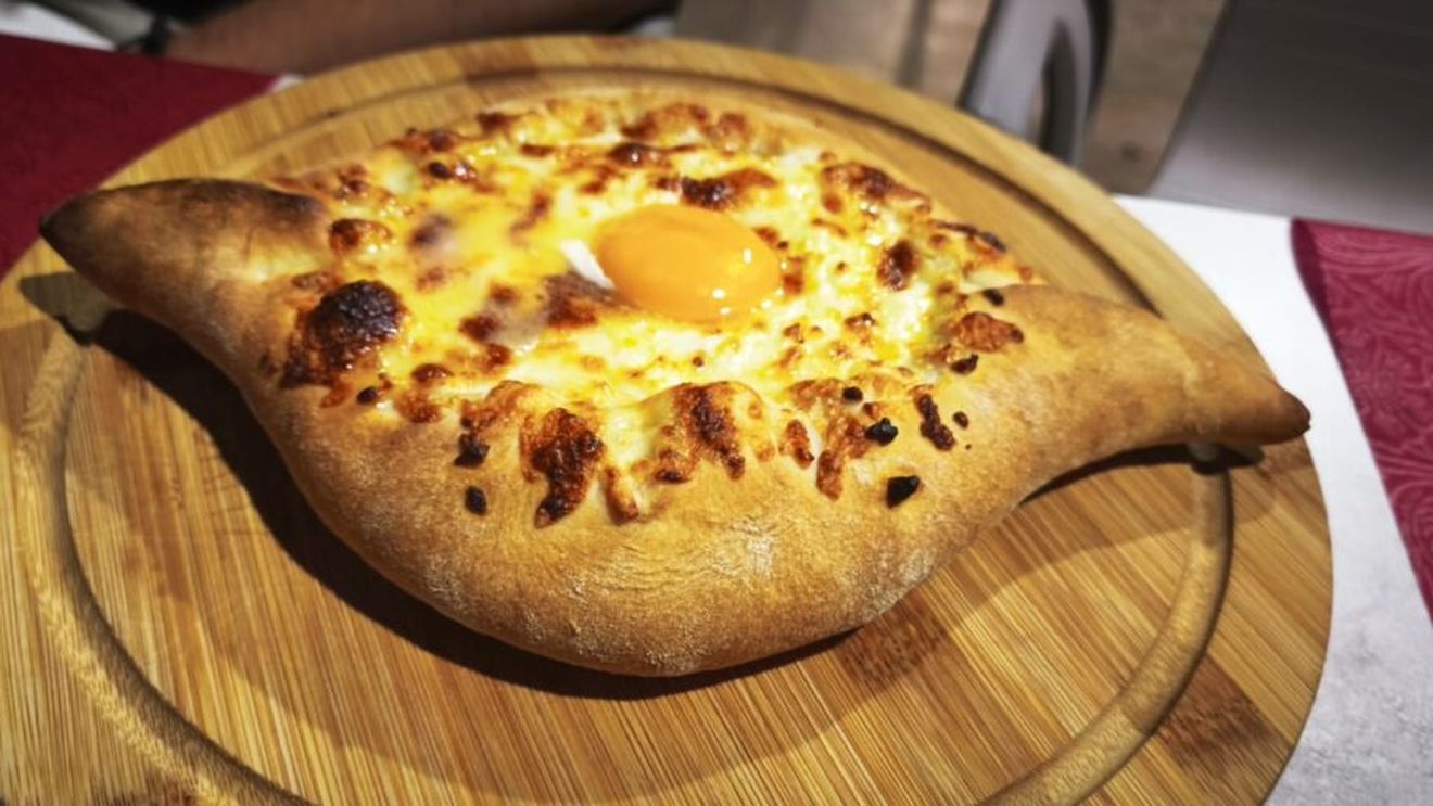 VIDEO | Khachapuri, „pizza” georgiană tradițională/ Un aluat în formă de bărcuță cu umplutură gratinată din brînză și ou moale
