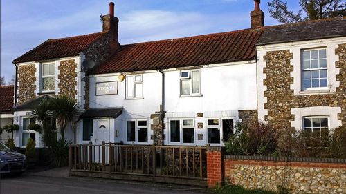 Mobilizare impresionantă: Localnicii unui sat din Marea Britanie s-au mobilizat și au cumpărat un han vechi de 180 de ani, care urma să se închidă / A fost un loc de întâlnire pentru generații întregi