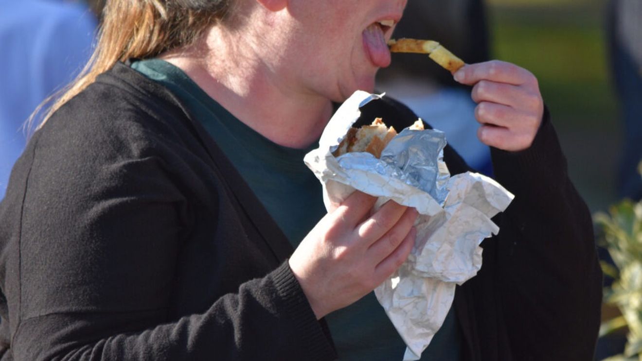 Regula celor trei secunde: Află dacă este sigur să mănânci mâncarea căzută pe jos/ Bacteriile, virușii și murdăria se pot transfera în doar câteva milisecunde pe mâncarea scăpată pe jos