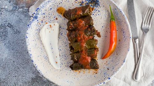 Rețetele Juanitei | Sarmale în frunze - pot fi de viță de vie, dar și de cicoare sau ștevie/ La fel de bune ca cele împachetate în varză