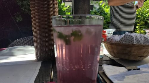 FOTO „Ce am mâncat nou în vacanță”: Basil sherbet - băutură răcoritoare de șerbet cu busuioc și halva cu lapte