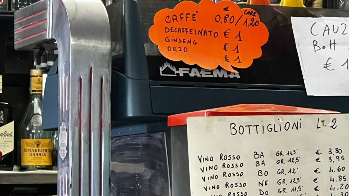 Cum reusește un bar din Torino să mențină cafeaua la prețul de 80 de cenți și atmosfera de altădată. Localul are 150 de ani de existență