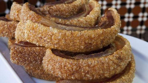 „Torrezno de Soria”, un fel de jumări de porc spaniole, produs înscris în registrul indicațiilor geografice al Uniunii Europene / Caracteristica principală, combinația de texturi: exteriorul crocant și interiorul fraged și dulce