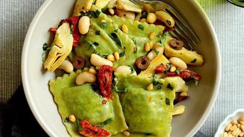 Rețetă de făcut în 15 minute: Ravioli cu spanac, anghinare și măsline