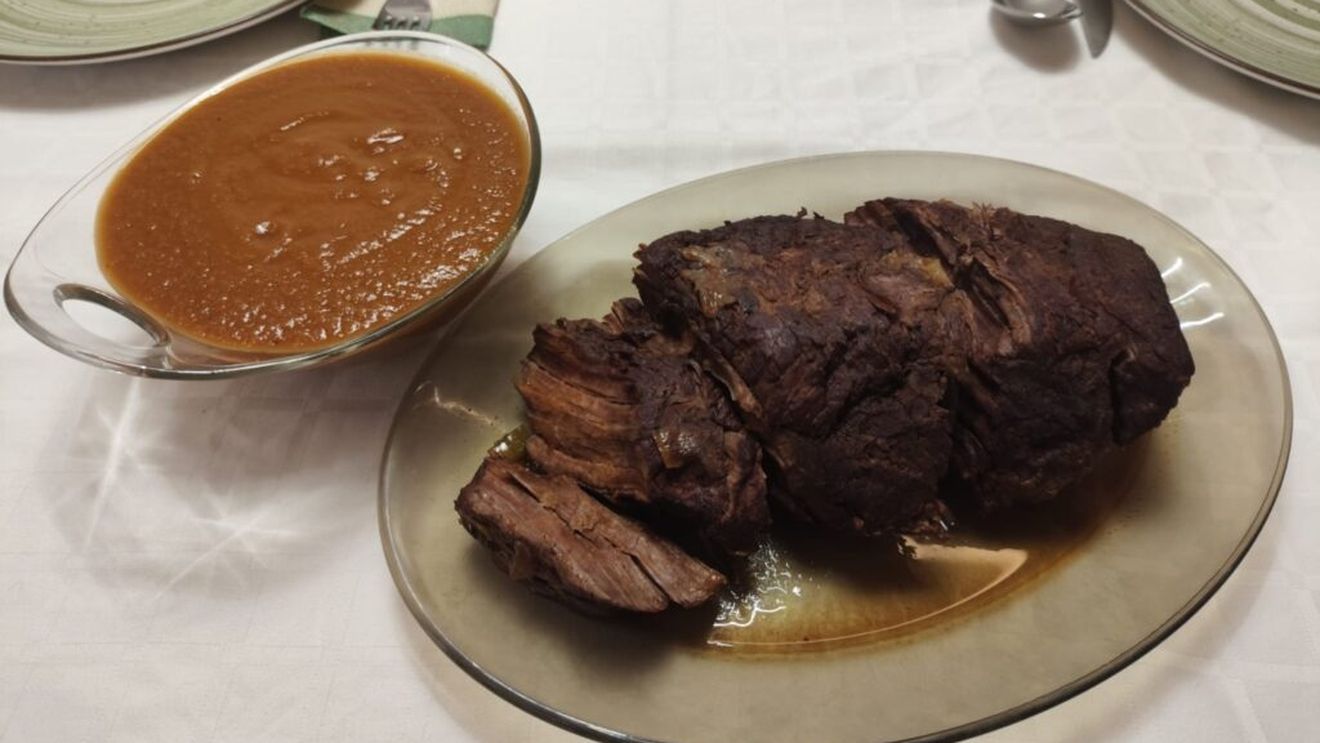 Rețetele Juanitei: Roast beef slow cooked - prepari friptura din timp, iar când vin musafirii doar o aduci la masă/ Din resturi faci și sandvichuri pentru micul dejun a doua zi