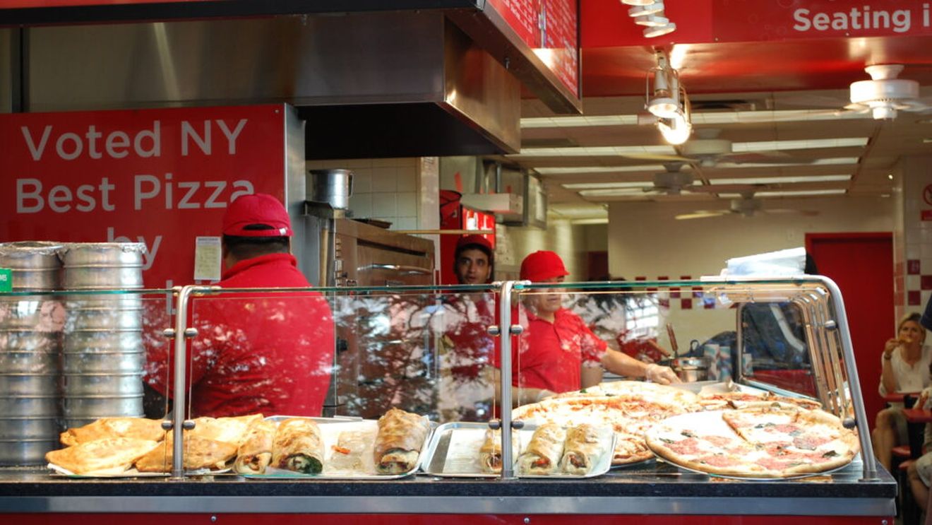 Secretul gustului de pizza din New York / Un lanț de restaurante cu acest specific recreează în laborator apa folosită la aluat