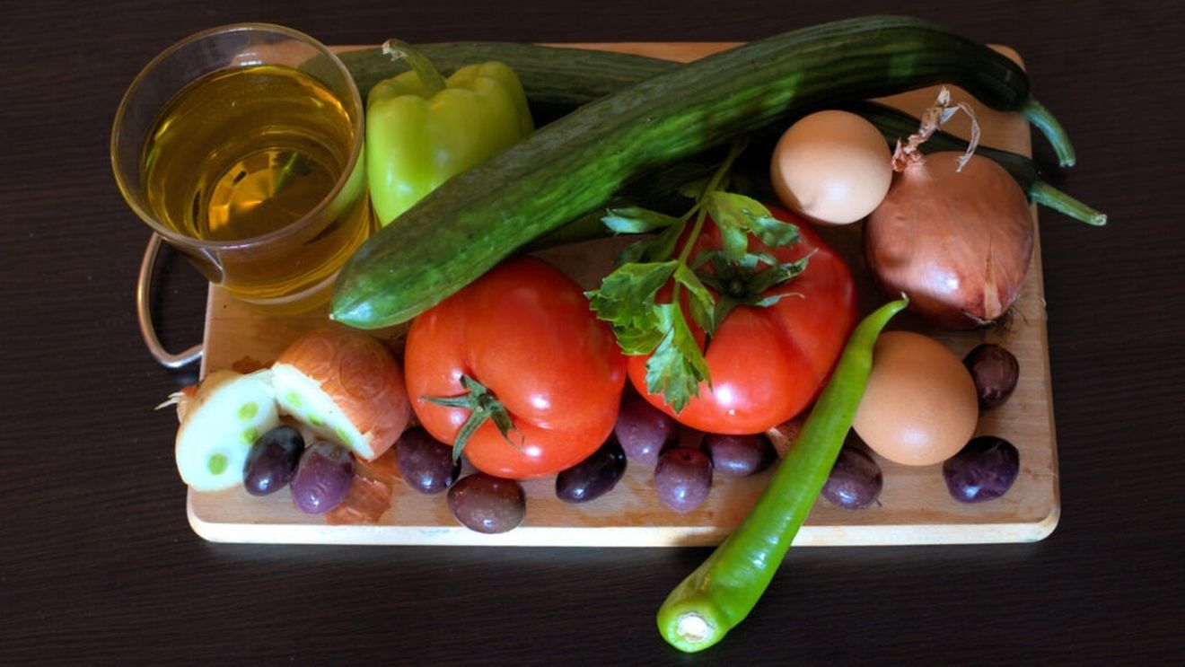 Alimente care se consumă în dieta mediteraneană, declarată cea mai sănătoasă și cea mai permisivă/De la hummus la sfeclă și caracatiță, pește, fructe de mare și legume/Este acceptat chiar și un pahar de vin roșu