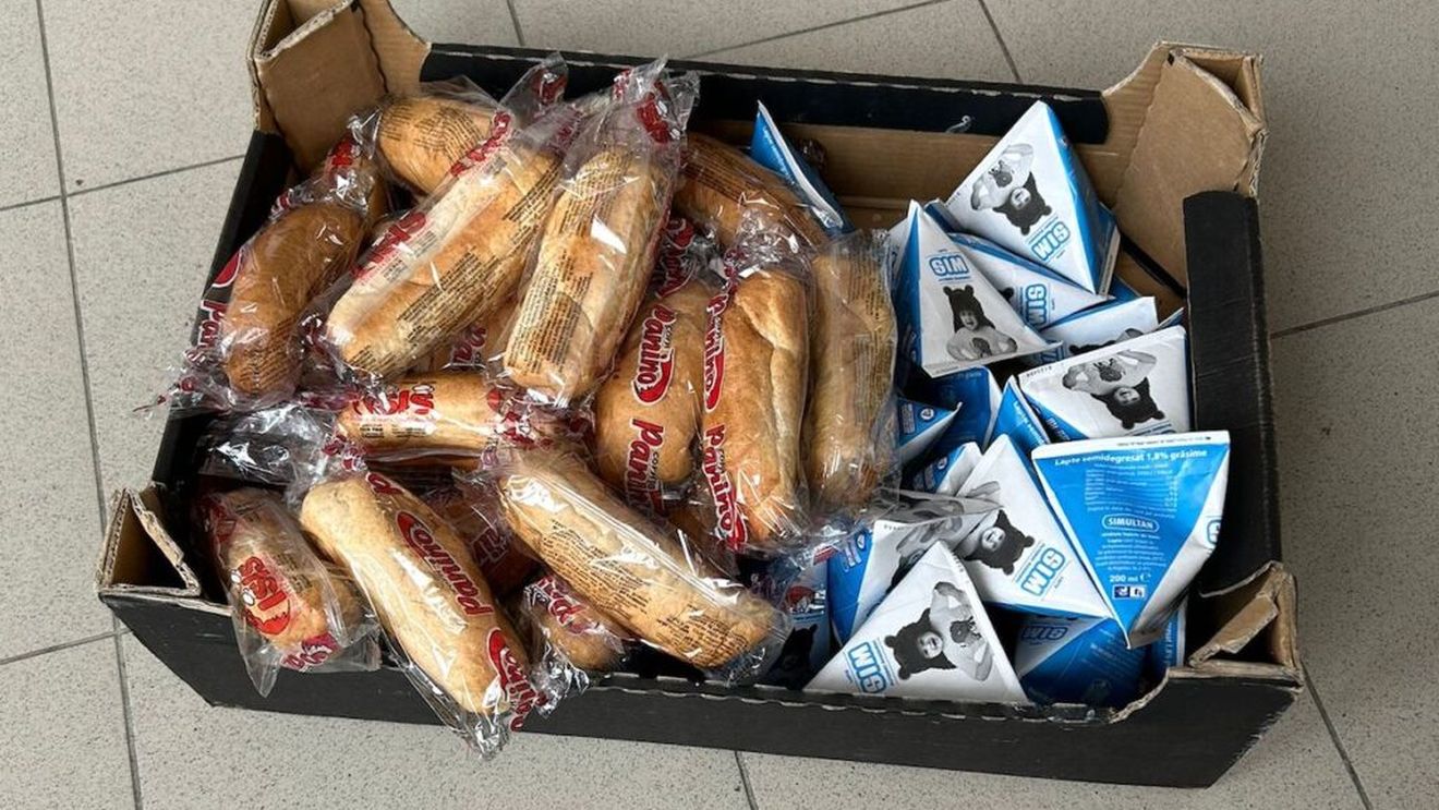 Sibiu: Părinții cer produse mai bune în programul „Laptele și cornul” / Director de școală: „Am avut surpriza de a găsi și insecte în biscuiți”