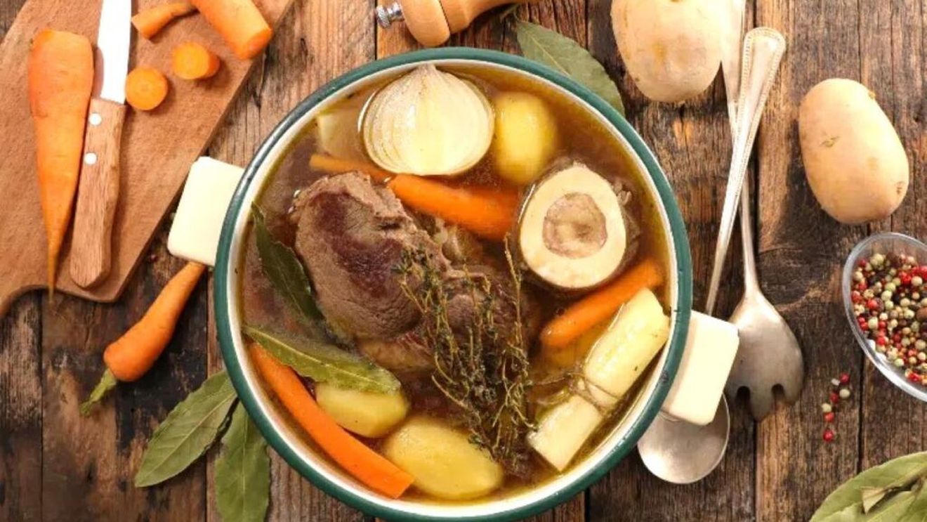 ABC în bucătărie. Cum se prepară o supă limpede de folosit la gătit sau cu tăiței. Mai mult sau mai puțin fără rețetă, adăugând în oală ce avem la îndemână. Tot ce putem face mai departe cu ea