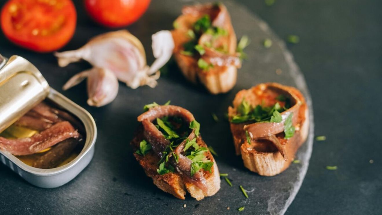 Ce este anșoa și ce beneficii și riscuri pentru sănătate are/ Bogat în Omega-3, minerale și proteine, deliciosul anșoa nu dă preparatelor doar gust specific umami, ci susține puternic și sănătatea inimii