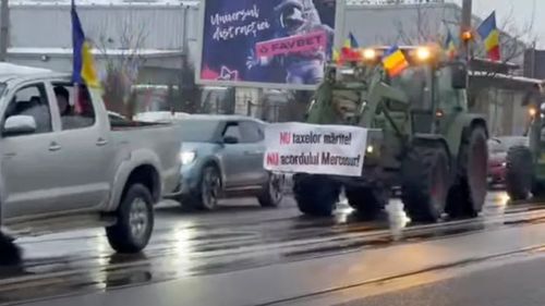 Protest al fermierilor în Cluj/ Pe bannerele tractoarelor este scris: „Nu acordului Mercosur și fără taxe majorate”/ Proteste similare sunt organizate și pe alte șosele din țară