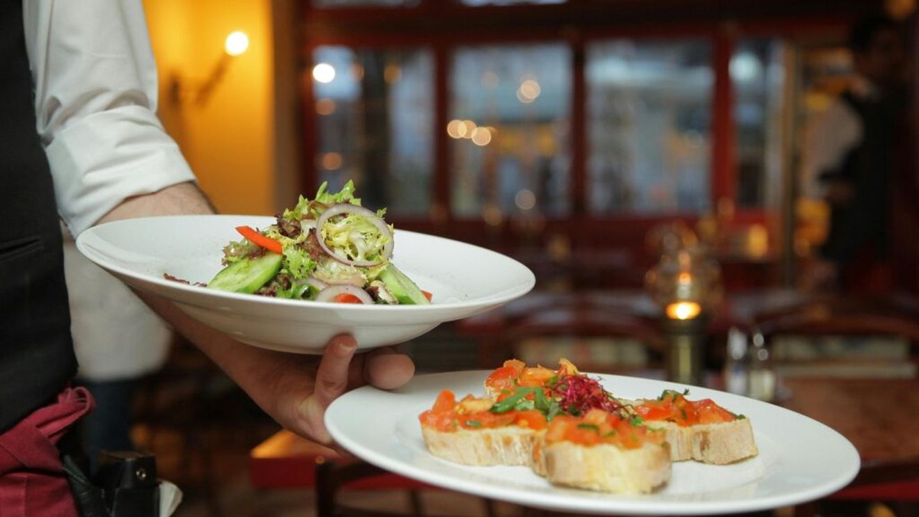 Știai că delicioasa bruschetta este slab calorică, dar bogată în nutrienți? / Savuroasa gustare italiană poate susține sănătatea inimii și reduce colesterolul „rău” și inflamațiile din corp, dacă este preparată cu ingredientele potrivite