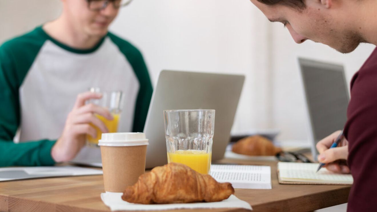 Curtea Supremă a Spaniei a stabilit: „Pauza de prânz poate fi încadrată ca timp de lucru efectiv, dacă angajatul nu este complet deconectat de sarcinile profesionale”