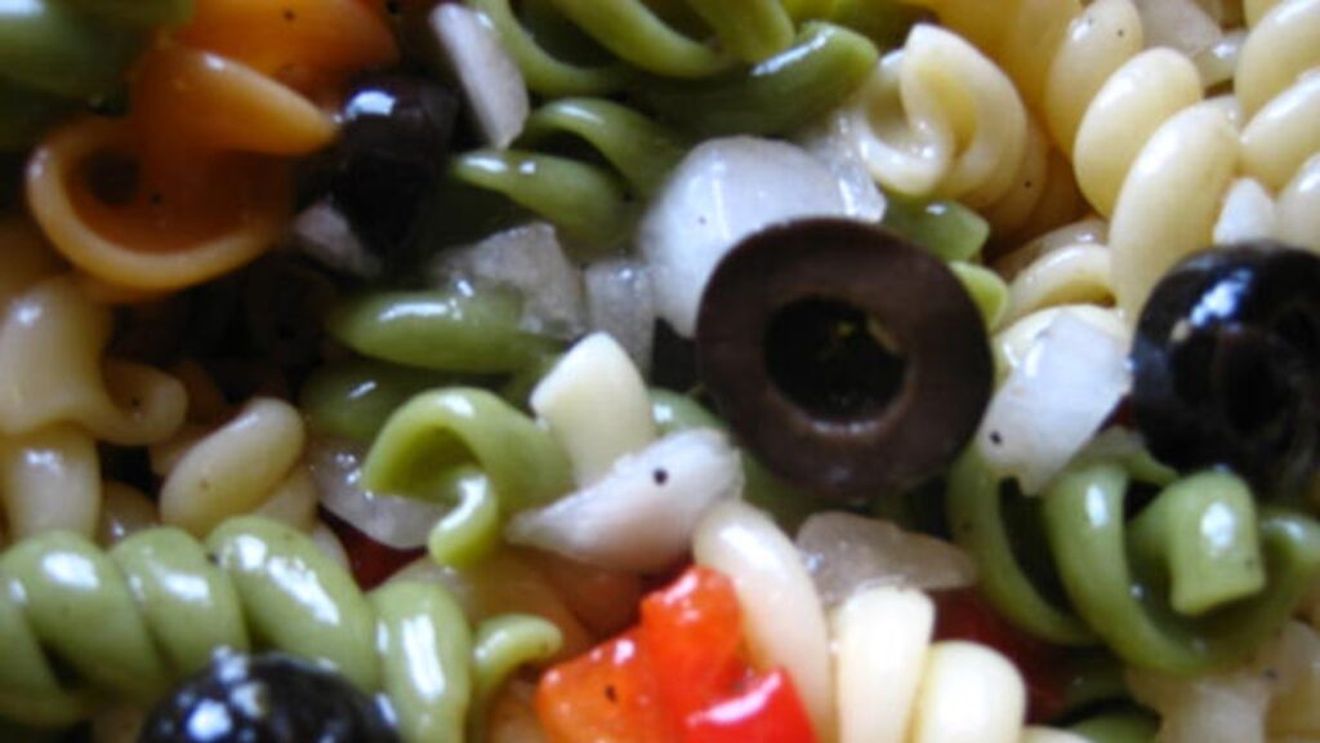 Salată de paste tricolore, pentru un prânz ușor de făcut și sănătos/Deși e bună proaspătă, salata e excelentă consumată a doua zi