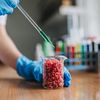 Carnea cultivată în laborator ar putea fi interzisă temporar în România. Parlamentarii au pe masă un proiect de lege