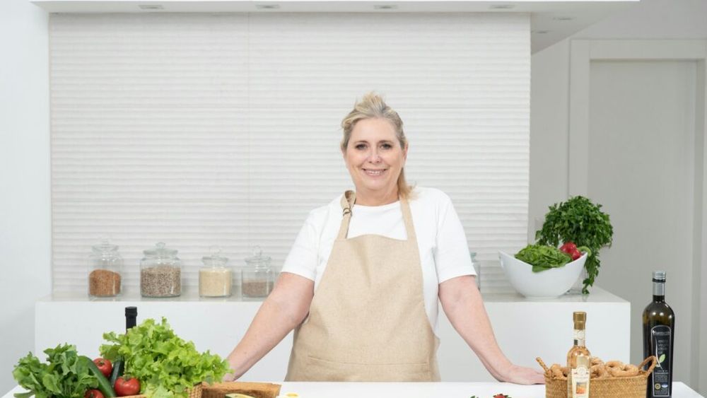 Cele mai bune trei alimente pe care le poți consuma, fără grijă, dacă suferi de reflux acid: fructe, legume, cereale integrale, ghimbir și oțet de mere/ Evită cofeina și alimente picante, prăjite și grase, pentru că îți agravează simptomele