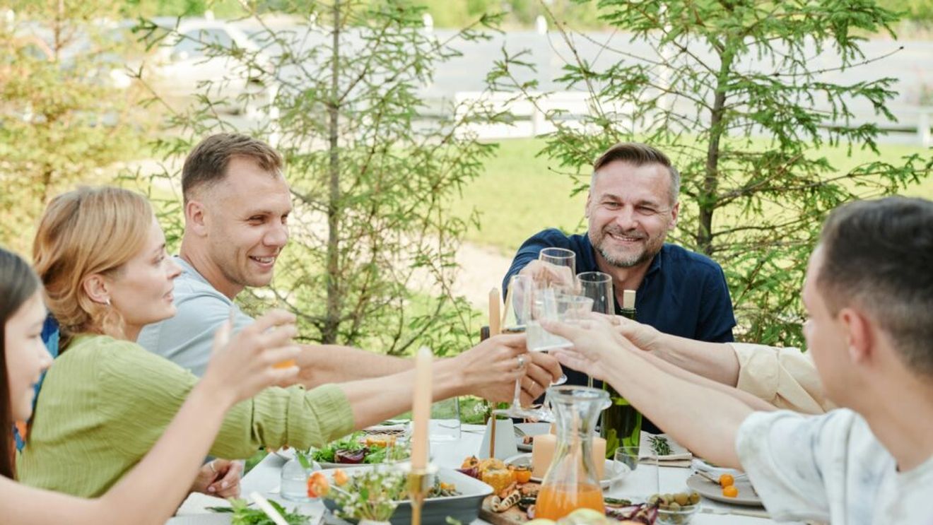 Vrei să ai o cină de vară perfectă și relaxată și să-ți uimești invitații?/Experții te sfătuiesc să respecți aceste opt tendințe, pentru a nu da greș