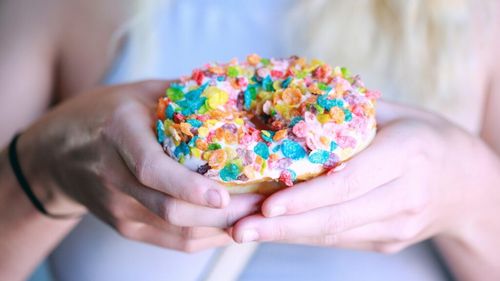 Un plan simplu, în 3 pași, ar putea opri pofta de zahăr:  Fă un duș fierbinte, ieși la plimbare și mănâncă pește, ouă și carne