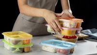 Pregătirea meselor pentru câteva zile sau batch cooking-ul, aliatul tău cel mai bun odată cu reîntoarcerea în activitate. Cum să faci să nu stai zilnic în bucătărie și să ai mâncare sănătoasă