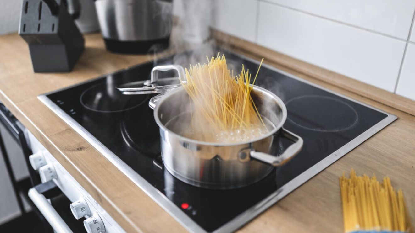 ABC în bucătărie / Trucul care te ajută să fierbi pastele folosind mai puțină energie, fără să le afecteze gustul