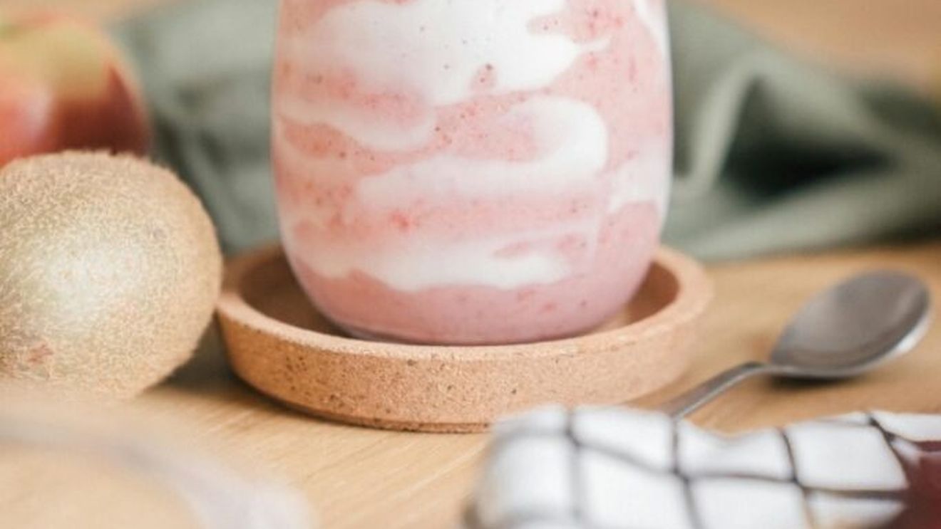 Iaurt cu căpșuni, fără zahăr, dar îndulcit cu fructele proaspete, de sezon/ Un mic dejun -sau chiar un desert- sănătos