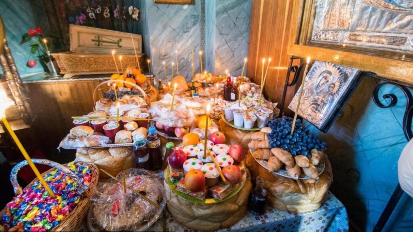 Ce se dă de pomană de Sfântul Dumitru / Mere, nuci, colaci și „moși” din aluat, pentru sufletele celor plecați