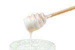 Ce este mierea albă / Se obține din „iarba sfântă” care crește la 2.000 de metri altitudine / FAO o recunoaște ca produs local / Ce beneficii are și cum se deosebește de mierea obișnuită