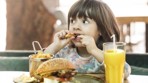 Cum ajung rețelele sociale precum TikTok sau YouTube să influențeze obiceiurile alimentare ale copiilor / Publicitatea ascunsă și trendurile online ridică semne de alarmă