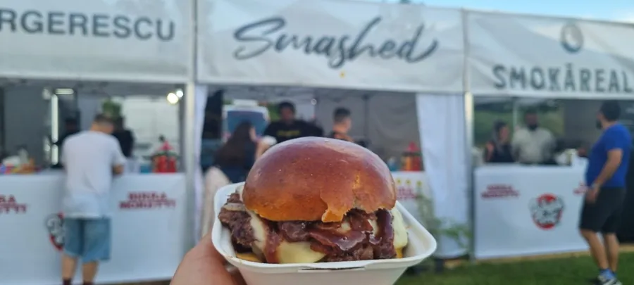 Burger cu unt de arahide și dulceață de căpșuni, creat de Smashed