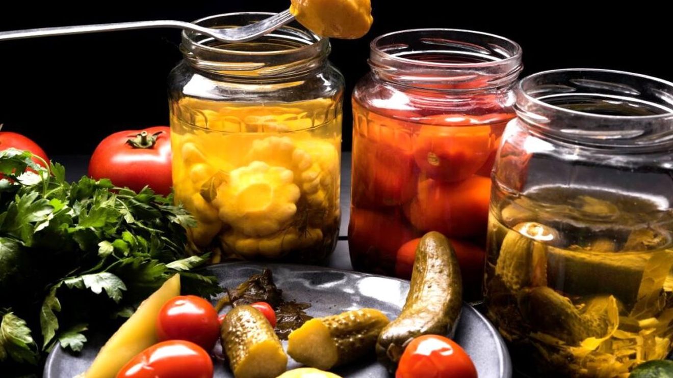 Vrancea: Două femei cu suspiciune de botulism, internate la spital după ce au consumat alimente conservate