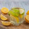 Apă caldă cu lămâie / Ce se întâmplă în corpul tău dacă bei zilnic această băutură, explică o dieteticiană