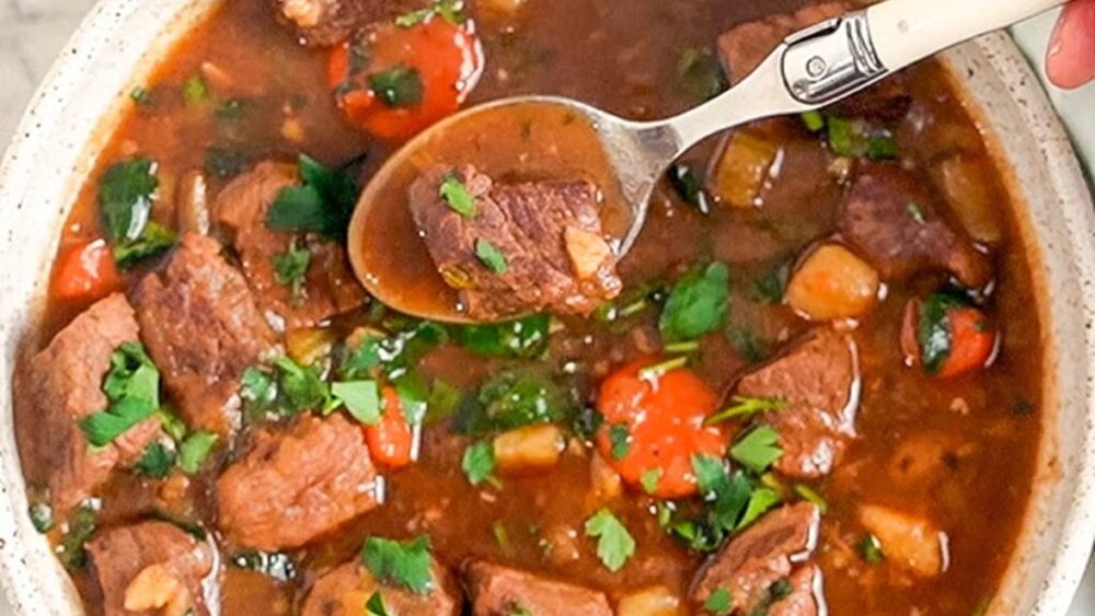 Tocană irlandeză cu vită și bere, rețeta clasică reinterpretată pentru o masă consistentă, plină de arome / Un prânz perfect pentru o zi de duminică