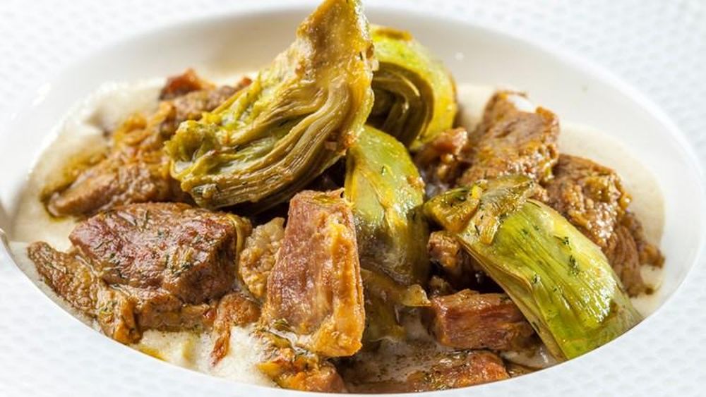 Capră la cuptor cu anghinare, o rețetă tradițională din Creta. Cum gătesc grecii unul dintre preparatele lor emblematice de Paște