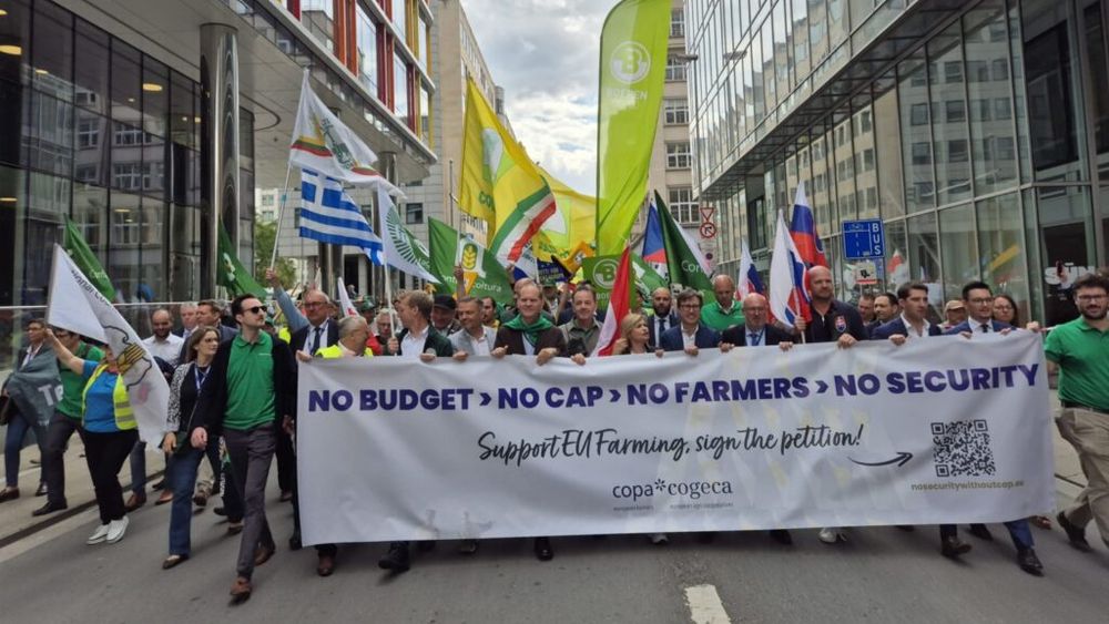 VIDEO: Fermierii europeni protestează (și) muzical. „No Budget, No CAP, No farmers, No security”, un refren-avertisment pentru Comisia Europeană