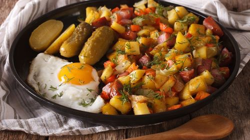 Mâncare tradițională românească: cartofi cu cârnați / Rețeta simplă și sățioasă care place tuturor