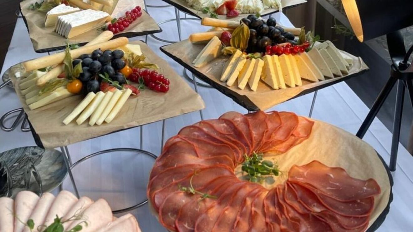 FOTO / Singurul restaurant din București unde duminica micul dejun este gratis pentru toți copiii de până la 7 ani / Ensar Duman: „Nu este vorba de un nou concept, ci de dorul de Turcia, de Istanbul și de mesele calde, luate în familie”