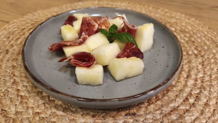 VIDEO FOTO | Aperitiv mediteraneean. Pepene galben cu prosciutto sau jamon. Rețeta simplă italiană sau spaniolă care îmbină gusturi dulci și sărate