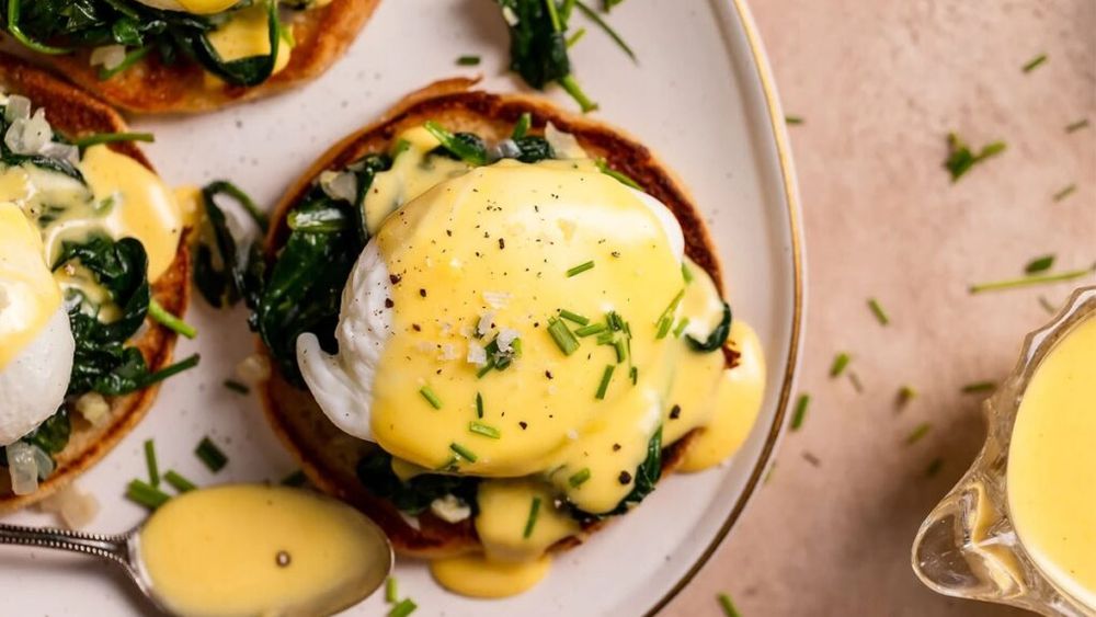 Ouă florentine cu spanac proaspăt și sos Hollandaise la blender / Rețeta vegetariană pentru un mic dejun elegant, consistent și gustos