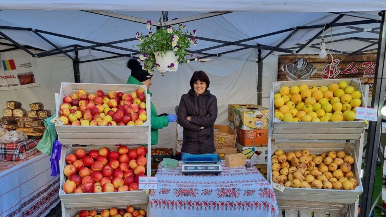 Târg al producătorilor tradiționali, organizat vineri în Baia Mare: Legumele conservate, fructele, cartofii şi sucurile naturale, printre cele mai solicitate produse